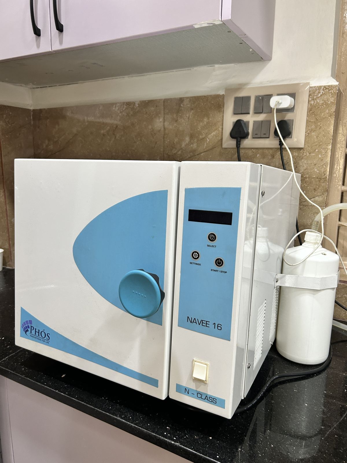 Autoclave for instrument sterilisation